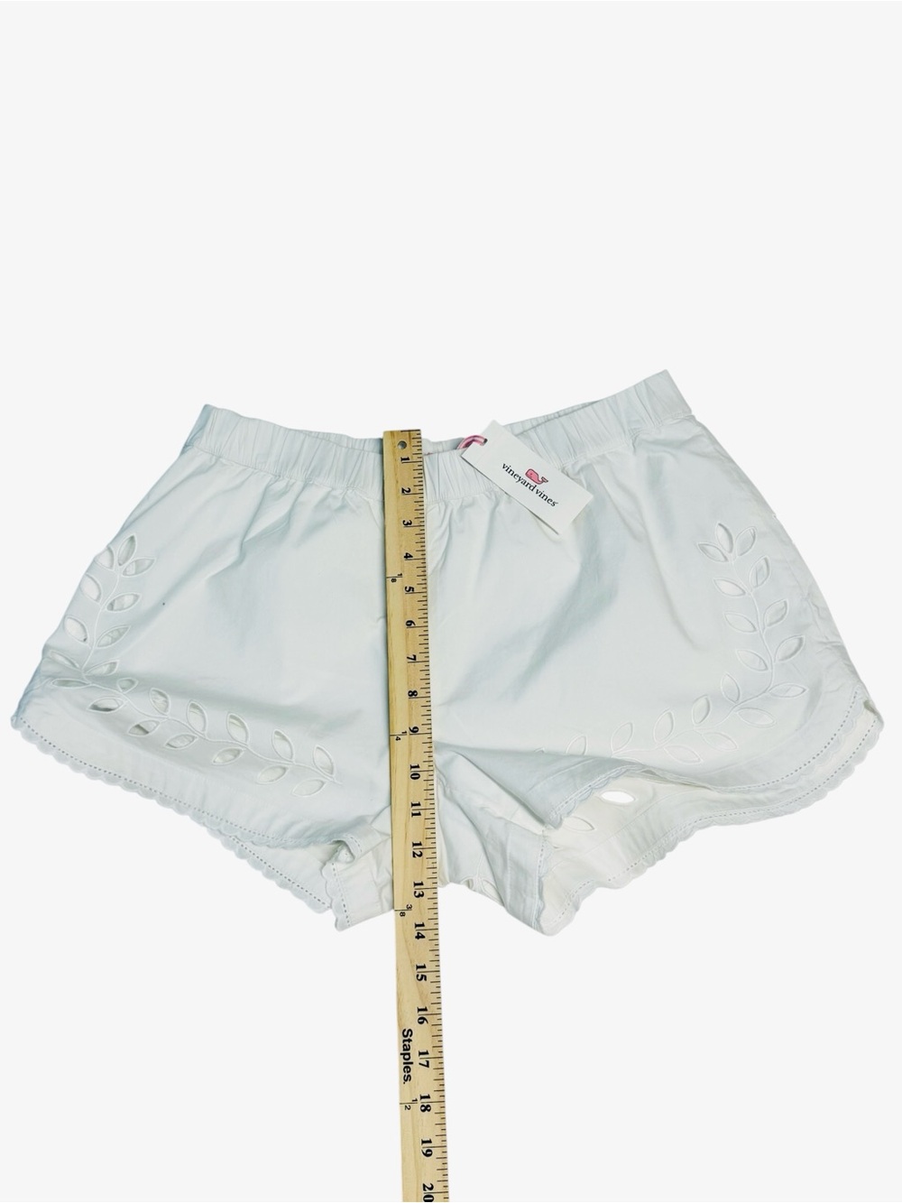 Vineyard Vines Women's White
Cotton Eyelet Hem Pull-On
Shorts - Picture 5 of 9
